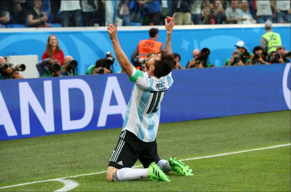 阿根廷球员跪着把球踢给门将